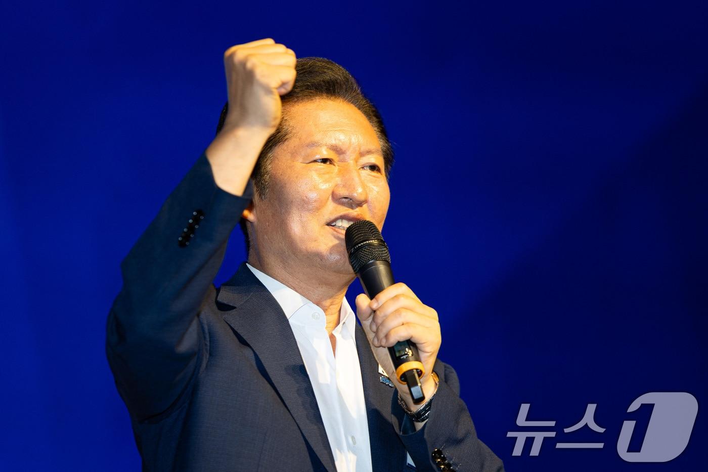 정청래 더불어민주당 대표가 29일 인천 중구 파라다이스시티 컨벤션센터에서 열린 2025 정기국회 더불어민주당 국회의원 워크숍에서 인사말 중 구호를 외치고 있다. 2025.8.29/뉴스1 ⓒ News1 유승관 기자