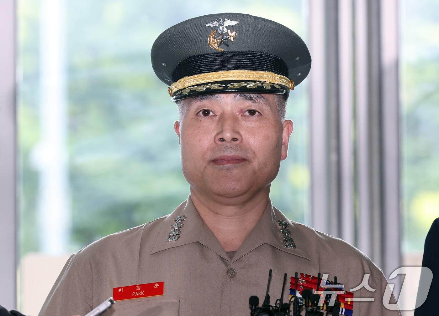 본문 이미지 - 박정훈 해병대 수사단장이 28일 오전 서울 서초구 &#39;순직 해병 특검&#39; 사무실로 5차 참고인 조사를 받기 위해 출석하며 취재진의 질문을 듣고 있다. 2025.8.29/뉴스1 ⓒ News1 박정호 기자