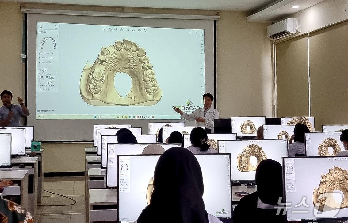 본문 이미지 - 대구보건대 치기공학과 박광식 교수가 인도네시아 자카르타 보건산업기술대학Ⅱ 디지털 치과기공 센터에서 '고정성 CAD/CAM 기공학' 수업을 진행하고 있다. (대구보건대 제공. 재판매 및 DB금지)