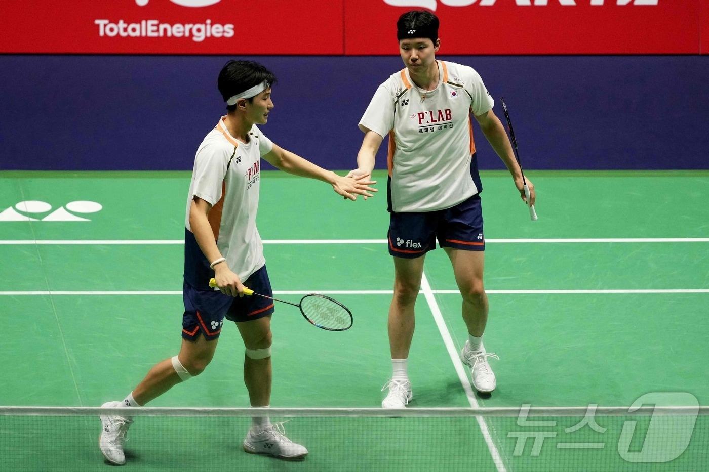 본문 이미지 - 2025 세계개인배드민턴선수권대회 8강에 진출한 남자복식 세계 1위 김원호-서승재 조. ⓒ AFP=뉴스1