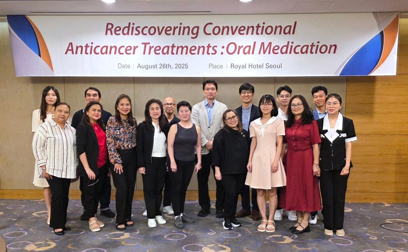 세미나 참석자들이 기념촬영을 하고 있다. /사진제공 = 한국유나이티드제약