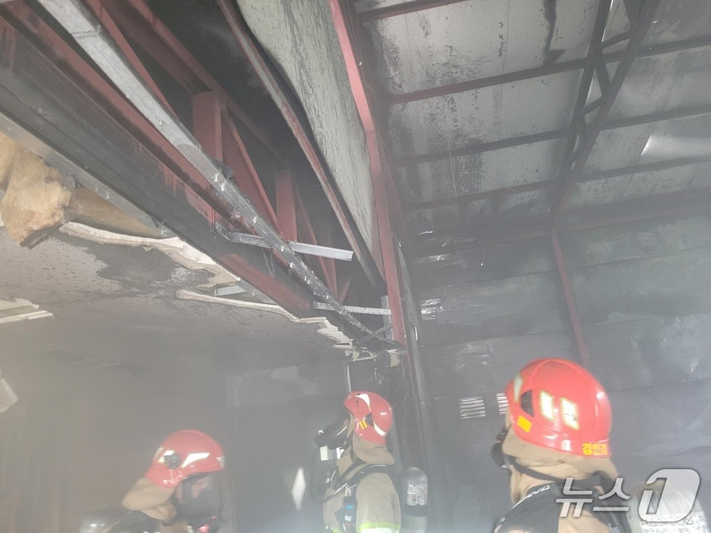 본문 이미지 - 지난 28일 경기 고양시 일산서구의 한 농업용 창고에서 폭발 사고가 발생, 화재 진압후 소방대원들이 내부를 조사하고 있다. &#40;경기북부소방재난본부 제공, 재판매 및 DB금지&#41;