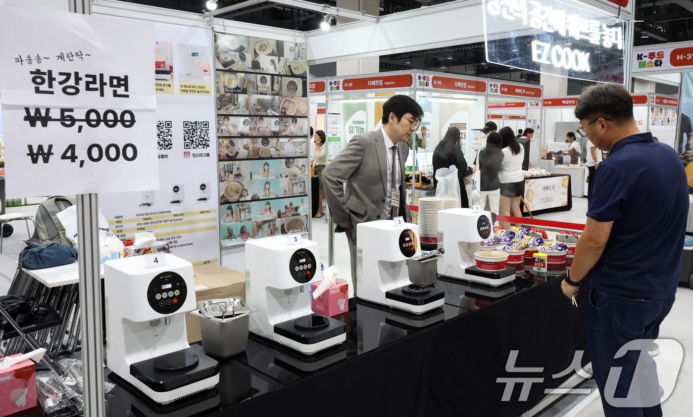 본문 이미지 - 29일 서울 강서구 코엑스마곡에서 열린 K-푸드페스타에서 관람객 및 바이어들이 시식을 하고 있다. 2025.8.29 ⓒ 뉴스1 김명섭 기자