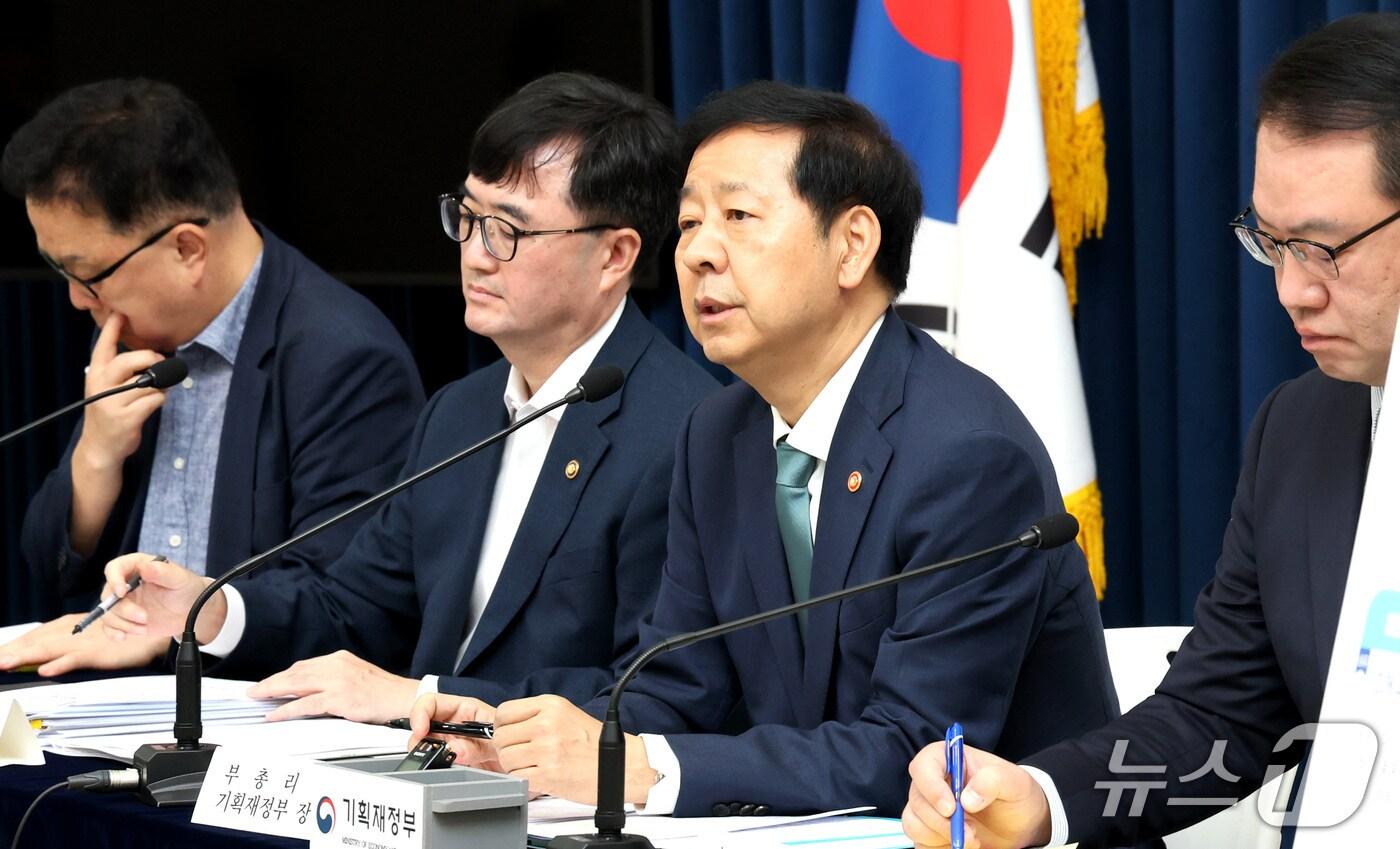 구윤철 부총리 겸 기획재정부 장관이 지난 28일 세종시 정부세종청사 중앙동에서 열린 2026년 예산안 및 2025-2029 국가재정운용계획을 발표하고 있다.2025.8.29/뉴스1