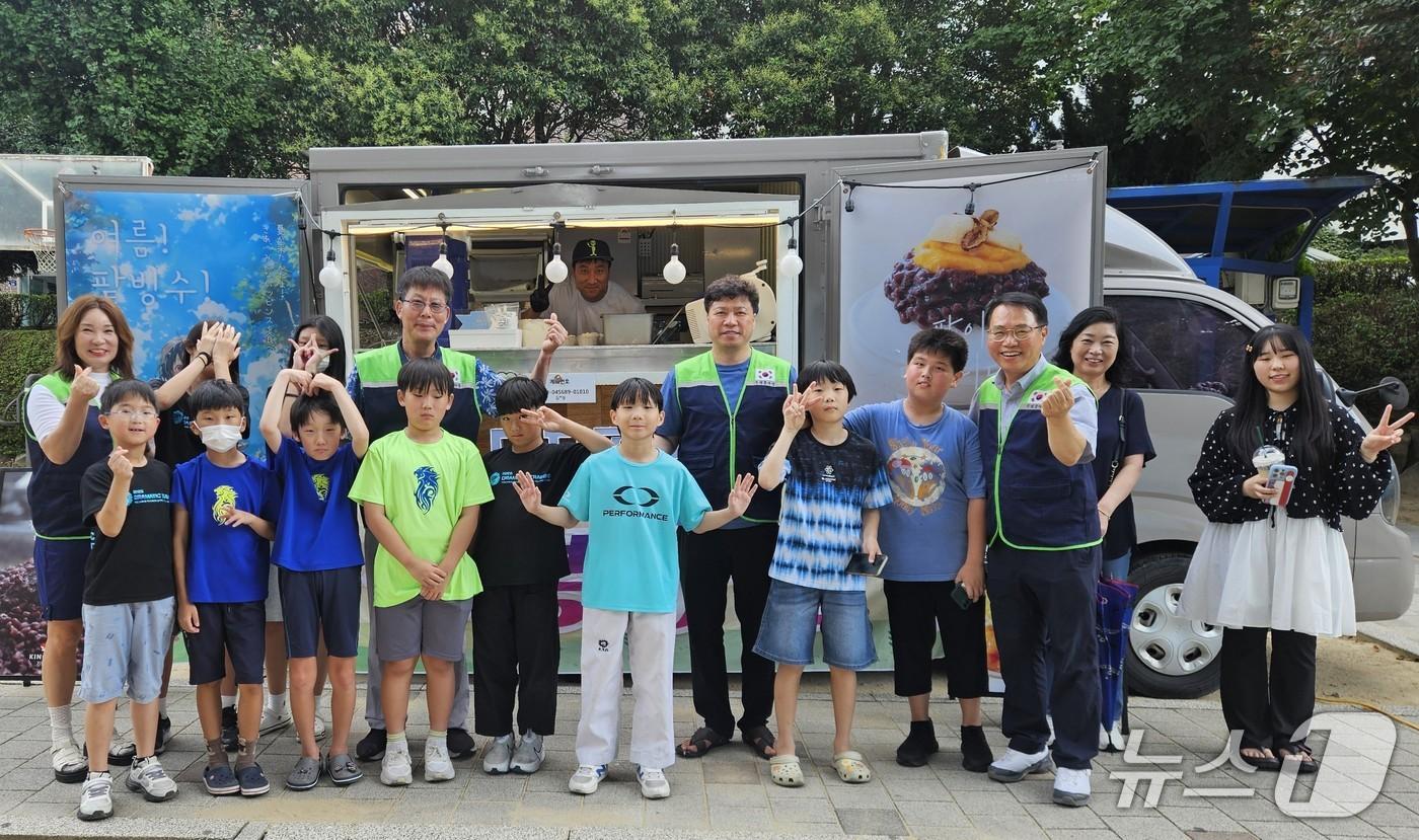 사랑의 팥빙수 나눔 행사 모습.&#40;북구의회 김태식 의원 제공. 재판매 및 DB금지&#41;
