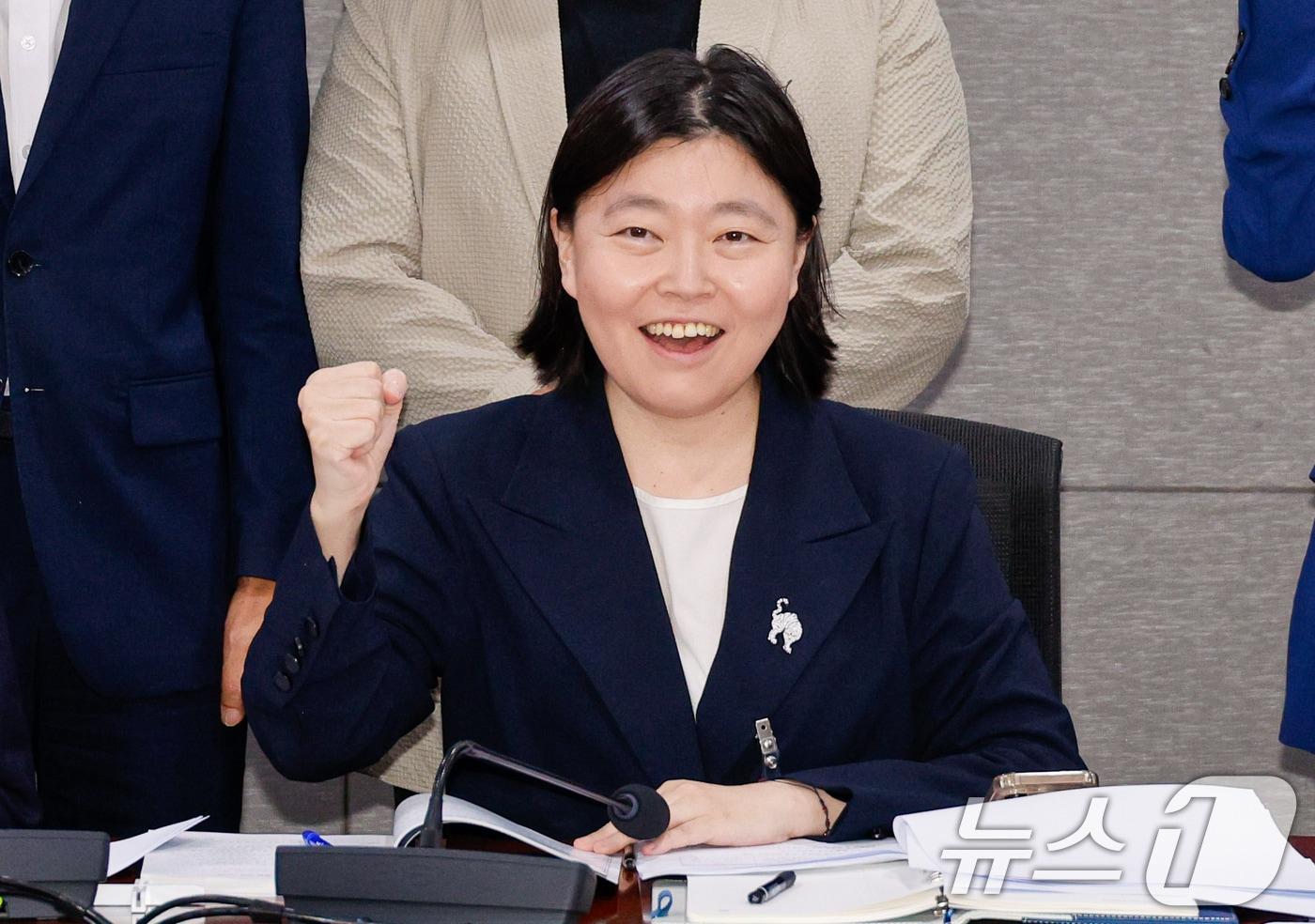 임은정 서울동부지방검찰청 검사장이 29일 서울 여의도 국회의원회관에서 열린 검찰개혁 긴급 공청회 &#39;검찰개혁의 쟁점은 무엇인가? - 국민이 바라는 검찰개혁의 속도와 방향&#39;에서 기념 촬영을 하고 있다. 2025.8.29/뉴스1 ⓒ News1 안은나 기자