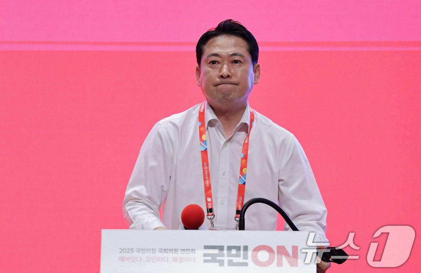 장동혁 국민의힘 대표가 29일 오전 인천 중구 인천국제공항공사 인재개발원에서 열린 국민의힘 연찬회에서 생각에 잠겨 있다. 2025.8.29/뉴스1 ⓒ News1 신웅수 기자