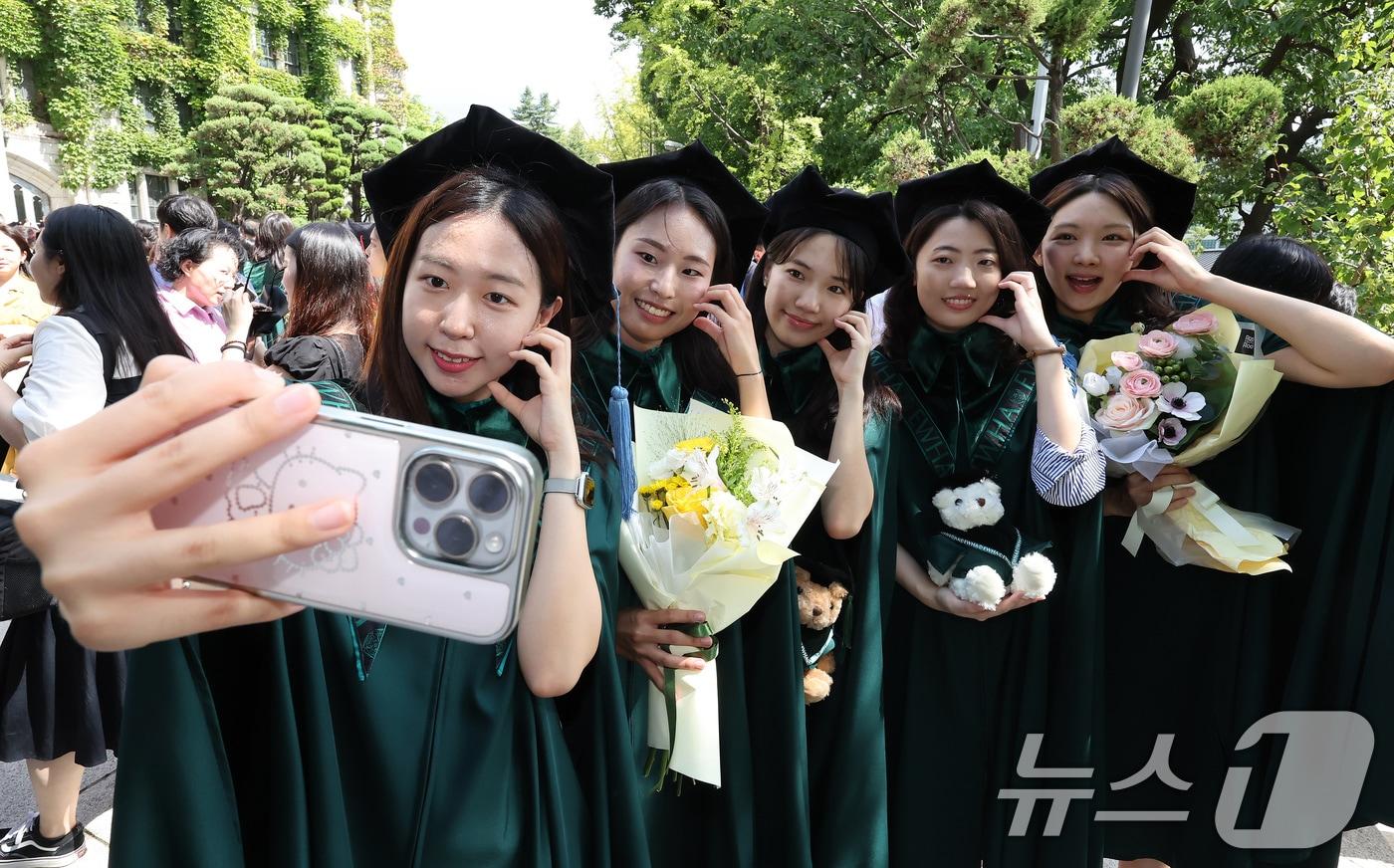 이화여대 2024학년도 후기 학위수여식이 진행된 29일 서울 서대문구 이화여대에서 졸업생들이 기념사진으로 추억을 남기고 있다. 2025.8.29/뉴스1 ⓒ News1 장수영 기자