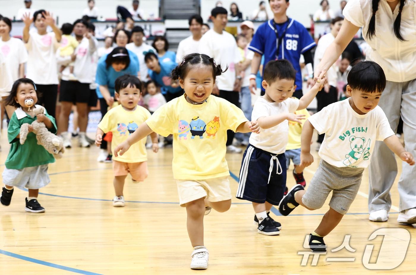 29일 성남 중원구 성남실내체육관에서 열린 '제2회 아장아장 운동회'에 참가한 어린이들이 달리기를 하며 즐거운 시간을 보내고 있다. 2025.8.29/뉴스1 ⓒ News1 김민지 기자