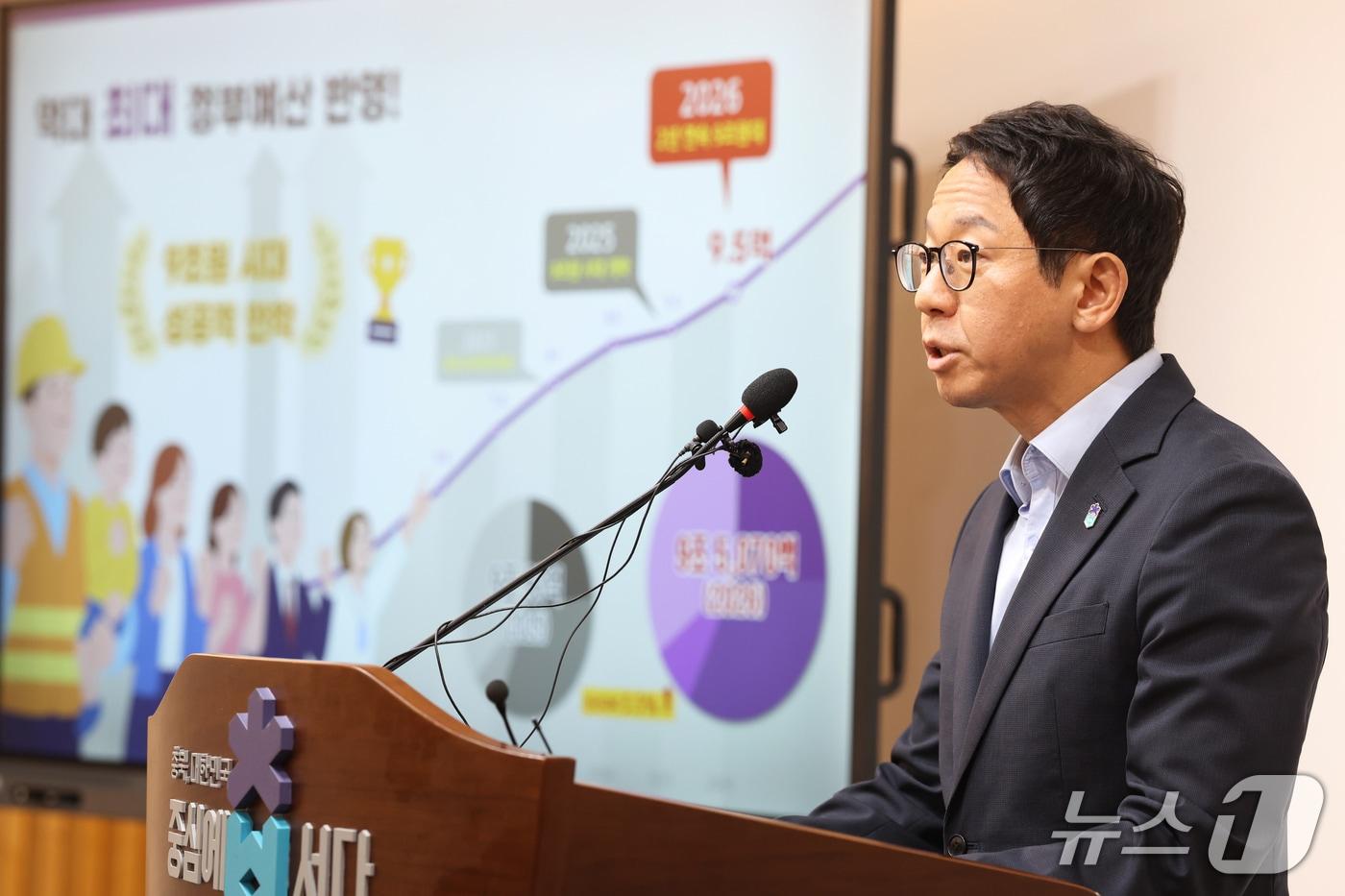 이방무 충북도 기획조정실장이 29일 브리핑룸에서 내년도 정부예산과 관련한 설명을 하고 있다. (충북도 제공. 재판매 및 DB금지)