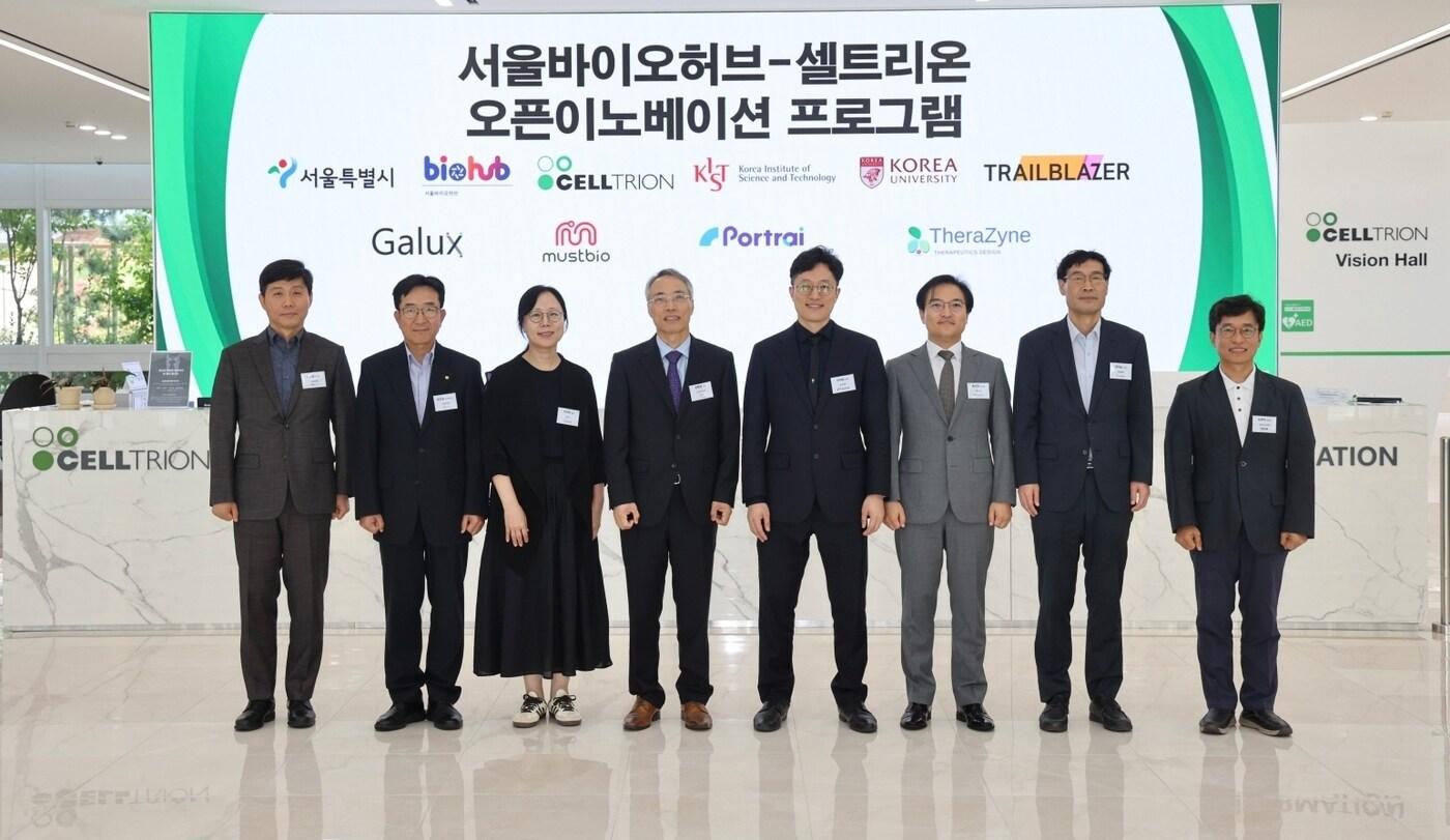  셀트리온이 29일 인천 송도 셀트리온 글로벌생명공학연구센터에서 개최한 '2025 서울바이오허브-오픈 이노베이션 프로그램' 3기 오리엔테이션(OT)에서 행사 참석자들이 기념 촬영을 하고 있다. (셀트리온 제공)