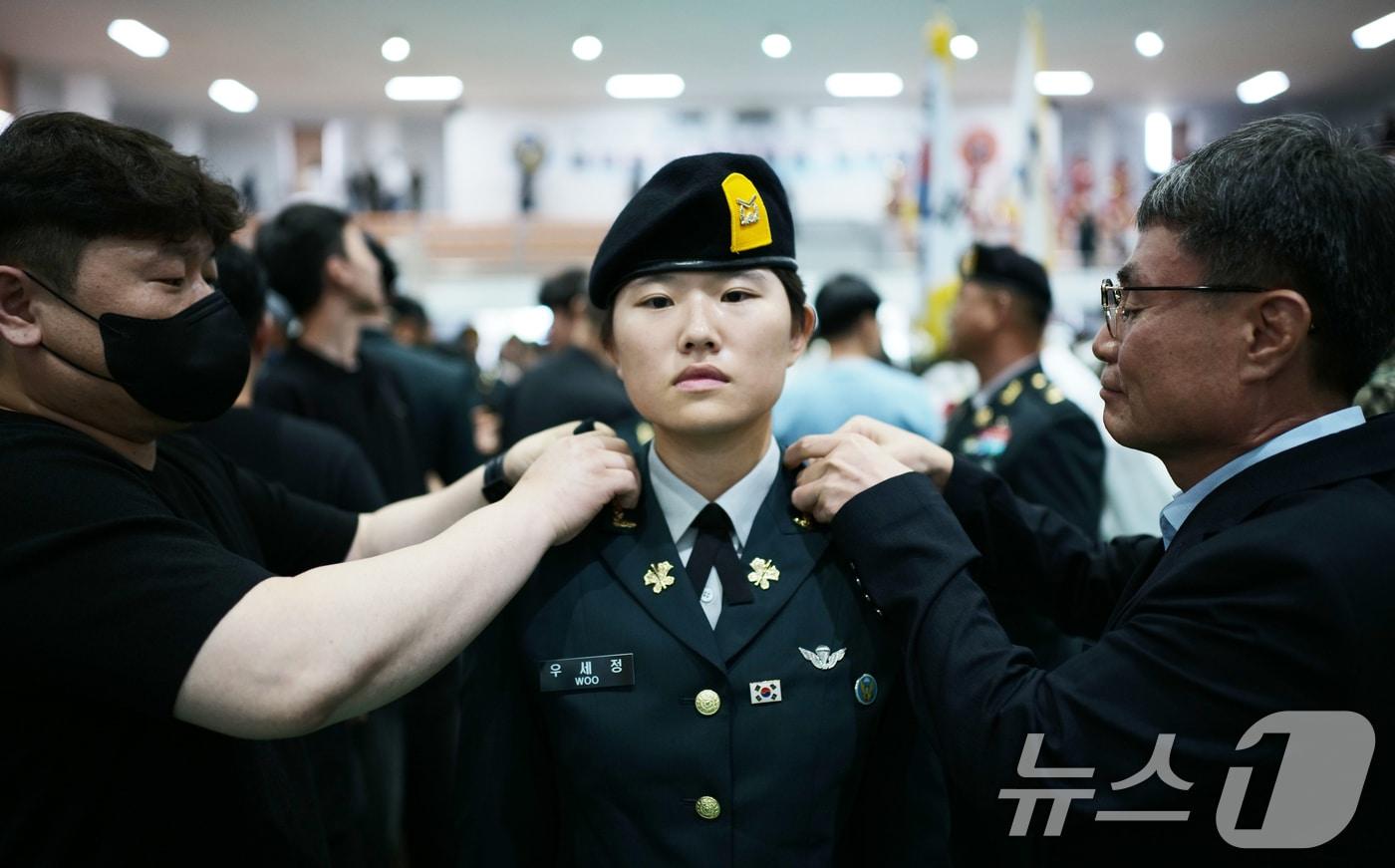 29일 오전 경기 광주시 육군 특수전학교에서 열린 &#39;특전부사관 260기 임관식&#39;에서 가족들이 신임 특전부사관에게 계급장을 수여하고 있다. 2025.8.29/뉴스1 ⓒ News1 김영운 기자