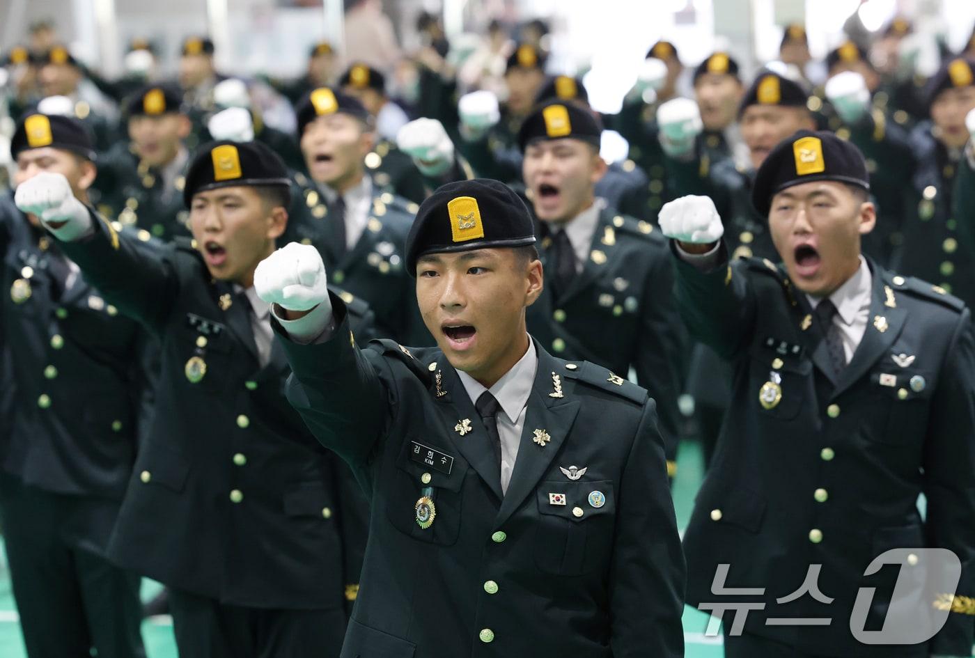 29일 오전 경기 광주시 육군 특수전학교에서 열린 &#39;특전부사관 260기 임관식&#39;에서 신임 특전부사관들이 특전부대 신조제창을 하고 있다. 2025.8.29/뉴스1 ⓒ News1 김영운 기자