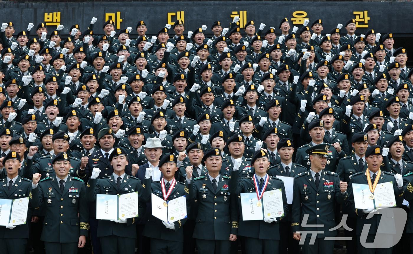경기 광주시 육군 특수전학교에서 열린 '특전부사관 260기 임관식'에서 내빈들과 신임 특전부사관들이 기념촬영을 하고 있다. 2025.8.29/뉴스1 ⓒ News1 김영운 기자