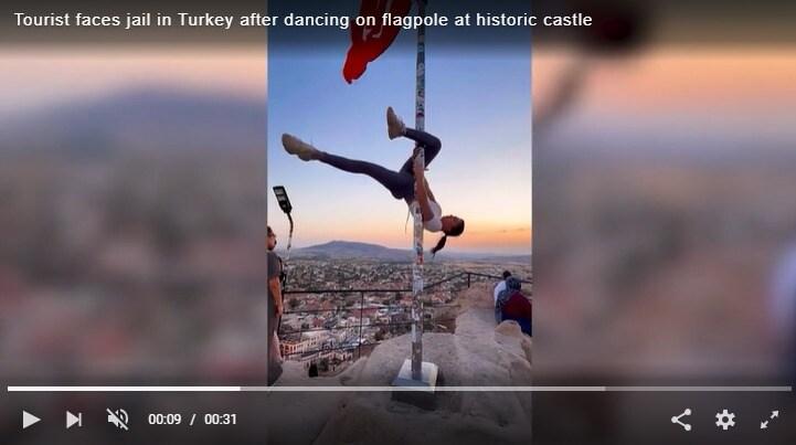 본문 이미지 - 튀르기예 국기 아래서 폴댄스를 추고 있는 보스니아 인플루언서 (뉴욕포스트 갈무리) 