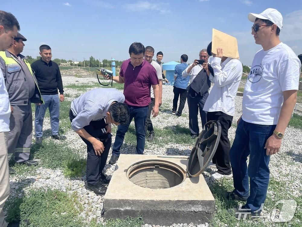본문 이미지 - 한국수자원공사 관계자가 우즈베키스탄 부하라주(州) 알랏-카라쿨 지역에서 현지의 상수도 가압장과 배수지 탱크 시설을 둘러보고 있다. (한국수자원공사 제공.재판매 및 DB금지)/뉴스1