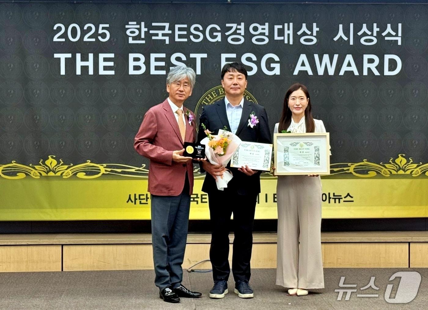 본문 이미지 - 한국ESG경영대상 시상식. 가운데가 김기광 대외협력본부장 (충남대 제공.재판매 및 DB금지)/뉴스1.