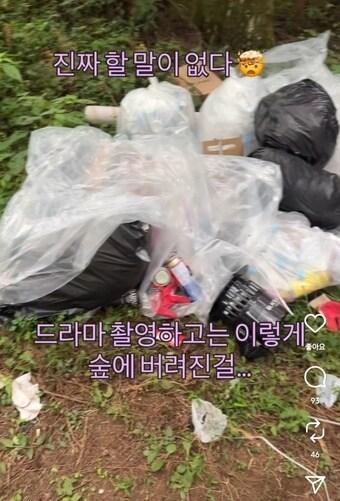 본문 이미지 - 한 시민이 드라마 '현혹' 촬영후 쓰레기가 무단 투기된 모습을 촬영해 SNS에 올린 영상 갈무리./뉴스1 