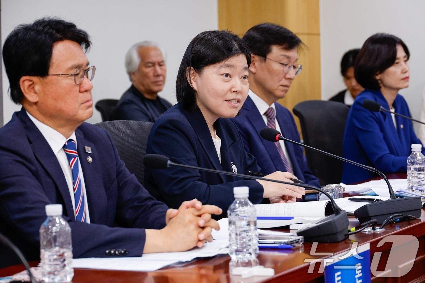 임은정 서울동부지방검찰청 검사장이 29일 서울 여의도 국회의원회관에서 열린 검찰개혁 긴급 공청회 &#39;검찰개혁의 쟁점은 무엇인가? - 국민이 바라는 검찰개혁의 속도와 방향&#39;에서 토론하고 있다. 왼쪽부터 황운하 조국혁신당 의원, 임 검사장, 한동수 전 대검찰청 감찰부장, 박은정 의원. 2025.8.29/뉴스1 ⓒ News1 안은나 기자