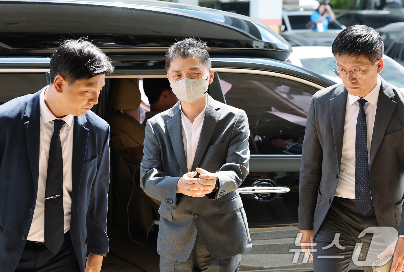 SM엔터테인먼트 시세조종 공모 의혹을 받는 김범수 카카오 창업자가 29일 오후 서울 양천구 남부지법에서 열린 결심공판에 출석하고 있다. 2025.8.29/뉴스1 ⓒ News1 장수영 기자