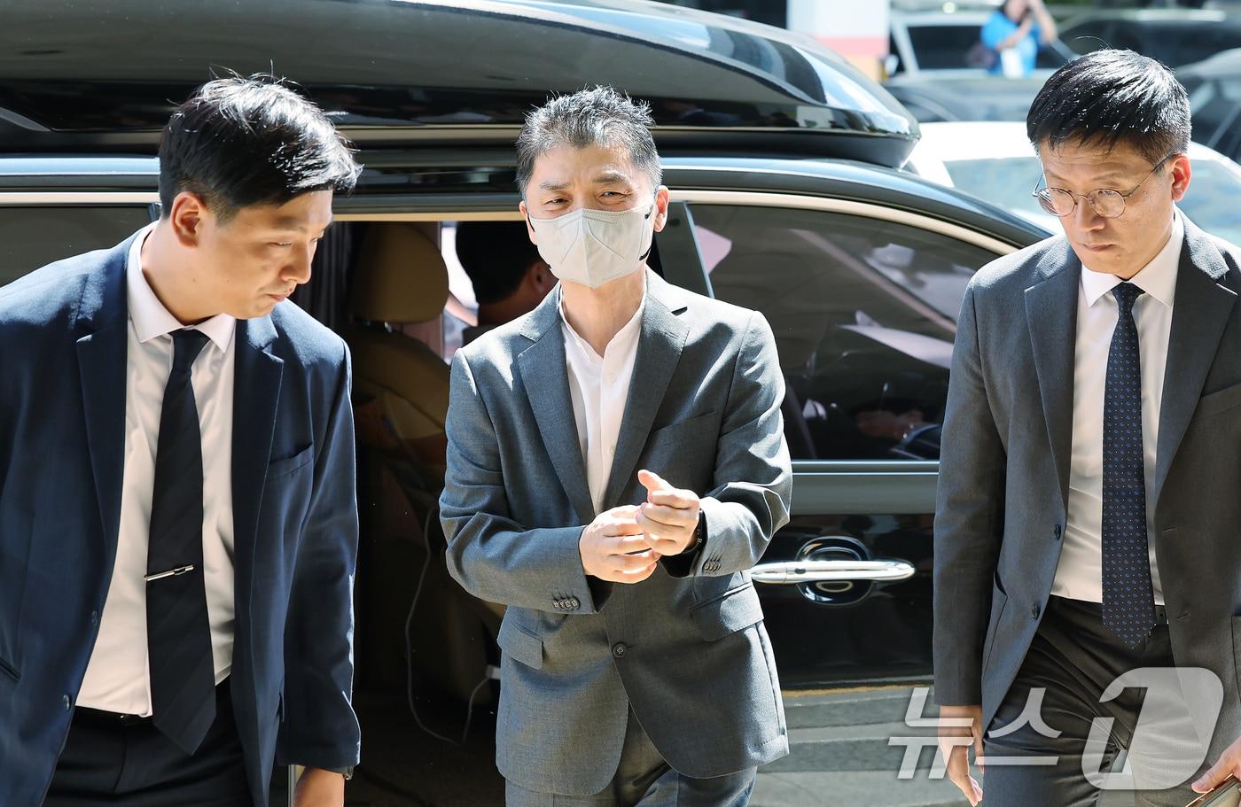 SM엔터테인먼트 시세조종 공모 의혹을 받는 김범수 카카오 창업자가 29일 오후 서울 양천구 남부지법에서 열린 결심공판에 출석하고 있다. 2025.8.29/뉴스1 ⓒ News1 장수영 기자