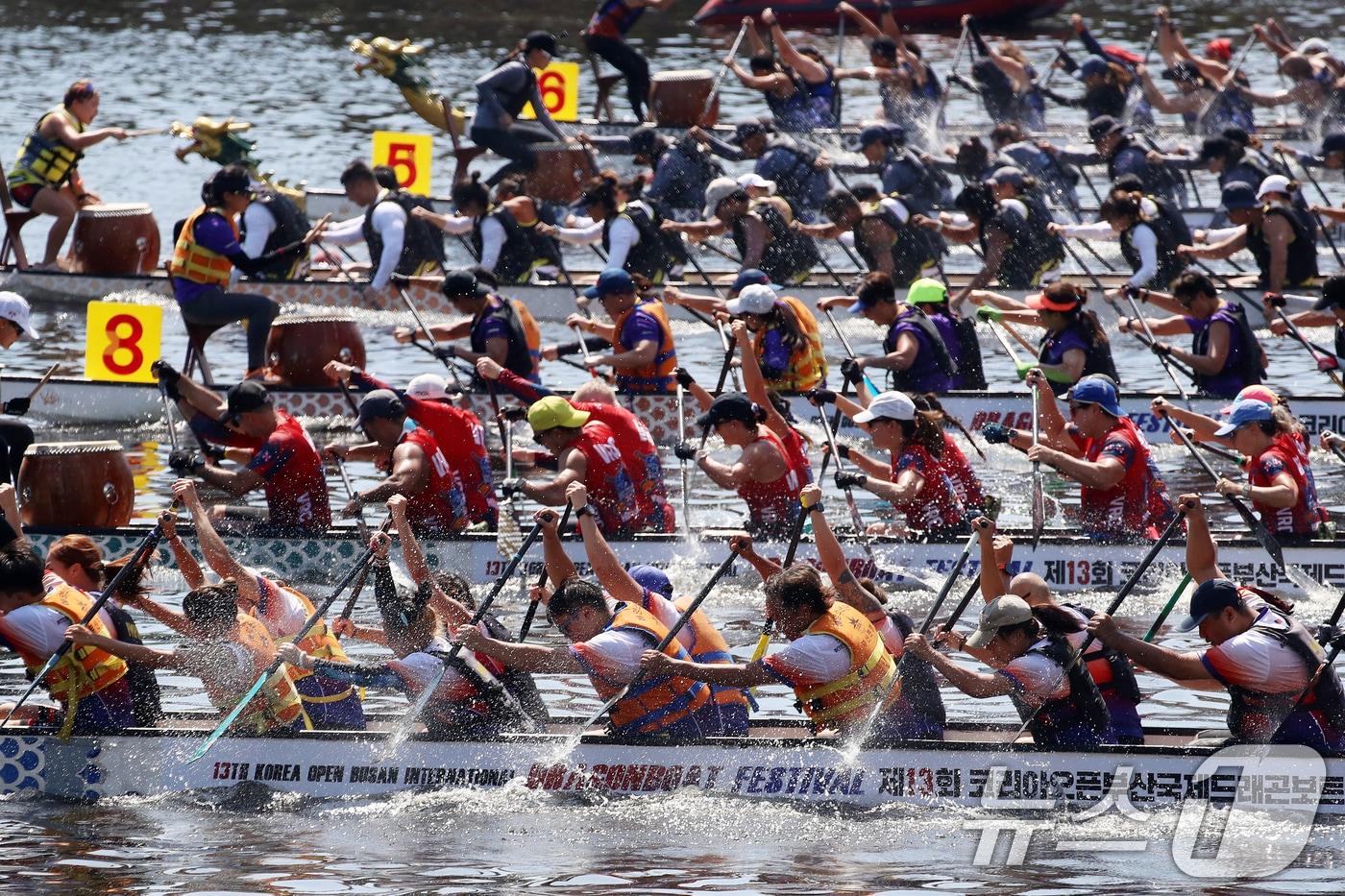 무더운 날씨를 보인 29일 부산 수영강 APEC 나루공원 일원에서 제13회 코리아오픈 부산국제드래곤보트대회가 열려 선수들이 노를 젓고 있다. 2025.8.29/뉴스1 ⓒ News1 윤일지 기자
