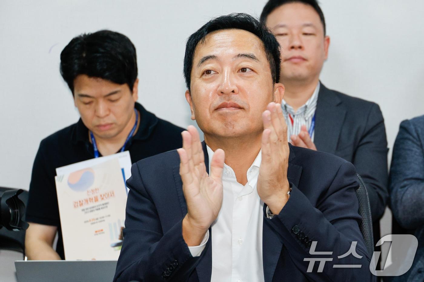 금태섭 전 더불어민주당 의원이 지난 8월 29일  서울 여의도 국회의원회관에서 열린 개혁신당 '진정한 검찰개혁을 찾아서 – 경찰 권한 비대화의 민주적 통제방안 그리고 검찰의 역할을 중심으로' 세미나에 참석해 손뼉치고 있다. 2025.8.29/뉴스1 ⓒ News1 안은나 기자