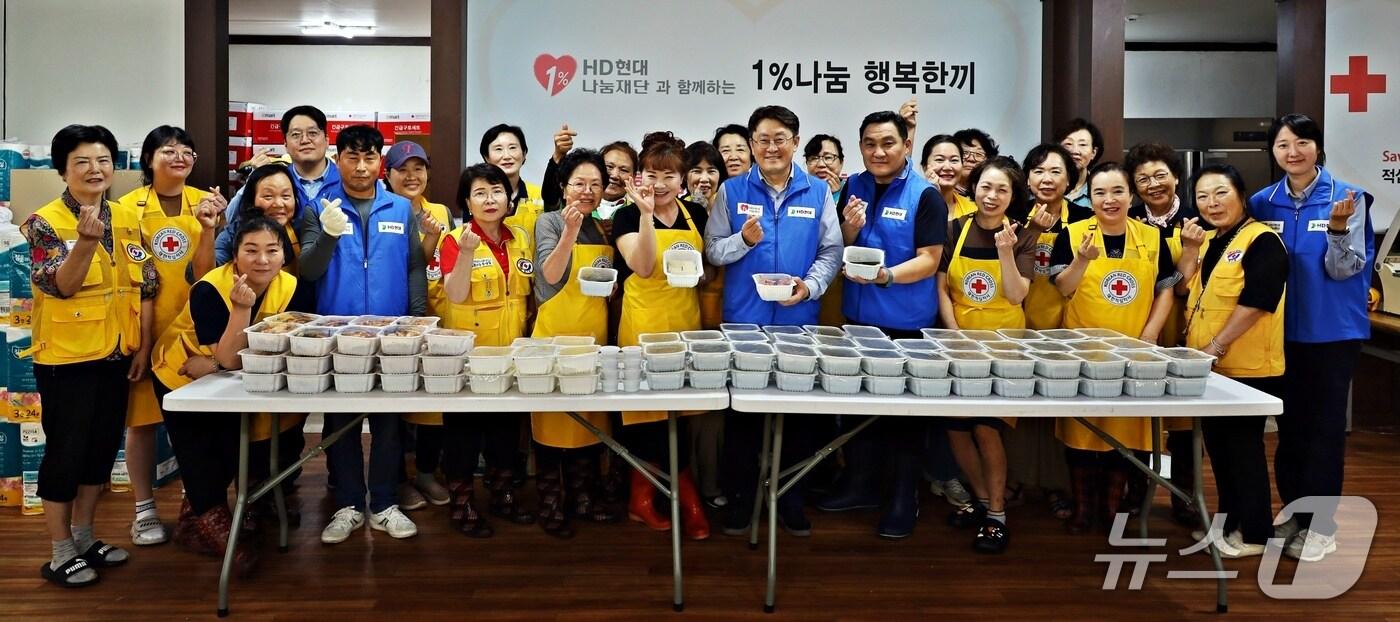 HD현대오일뱅크는 대한적십자사 봉사회 서산지구협의회 봉사자들과 함께 지역 내 생활 형편이 어려운 어르신을 대상으로 식사를 지원하는 ‘행복한끼’ 행사 모습(제공. 재판매 및 DB금지)2025.8.29
