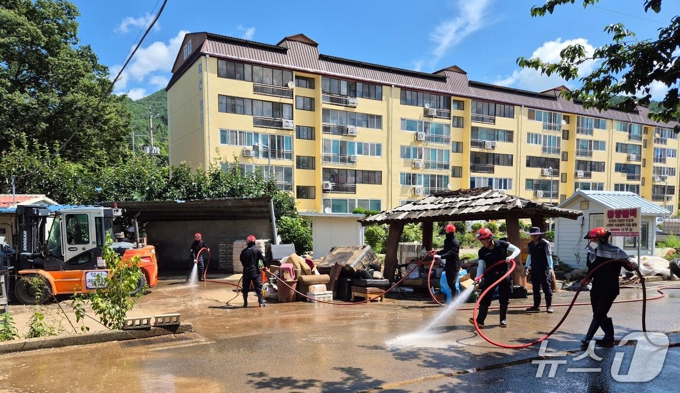 서부지방산림청 소속 산불재난특수진화대가 지난 7월 산청군에 발생한 수해피해 복구를 지원하고 있다. &#40;산림청 제공.재판매 및 DB금지&#41;/뉴스1