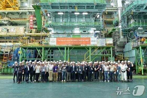 본문 이미지 - 한화엔진 경남 창원 본사에서 열린 VCR 적용 X-DF엔진 세계 최초 생산 기념 행사(한화엔진 제공)
