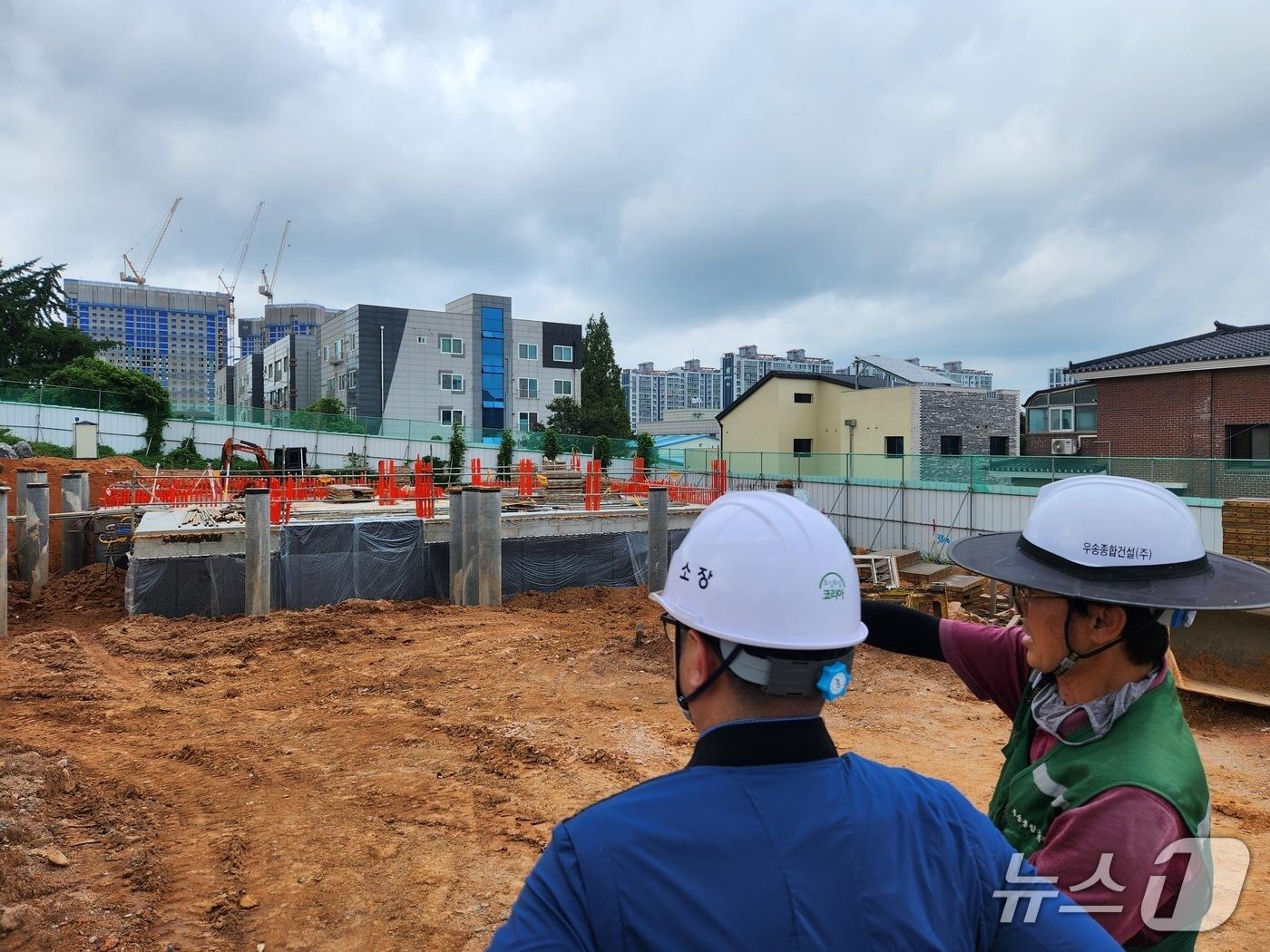 본문 이미지 - 고용노동부 서산출장소는 지난 28일 석림동 소재 건축공사에 예고 없이 현장에 방문해 12대 핵심 안전수칙 준수 여부를 점검하고 있다.&#40;제공. 재판매 및 DB금지&#41;2025.8.29/뉴스1