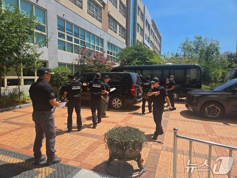 본문 이미지 - 29일 폭발물이 있다는 팩스가 접수된 부산 동구 소재 한 고등학교에서 경찰이 수색하고 있다.(부산경찰청 제공. 재판매 및 DB 금지)