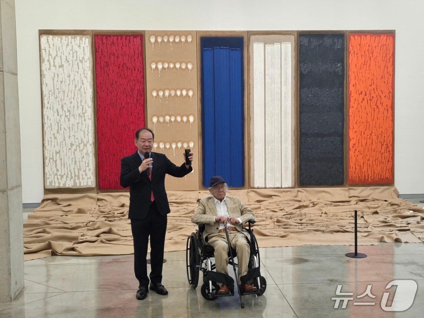 본문 이미지 - 29일 '하종현 아트센터'에서 열린 기자간담회에서 하종현 작가(오른쪽)와 자윤 이사장이 인사말을 하고 있다. ⓒ 뉴스1 김정한 기자