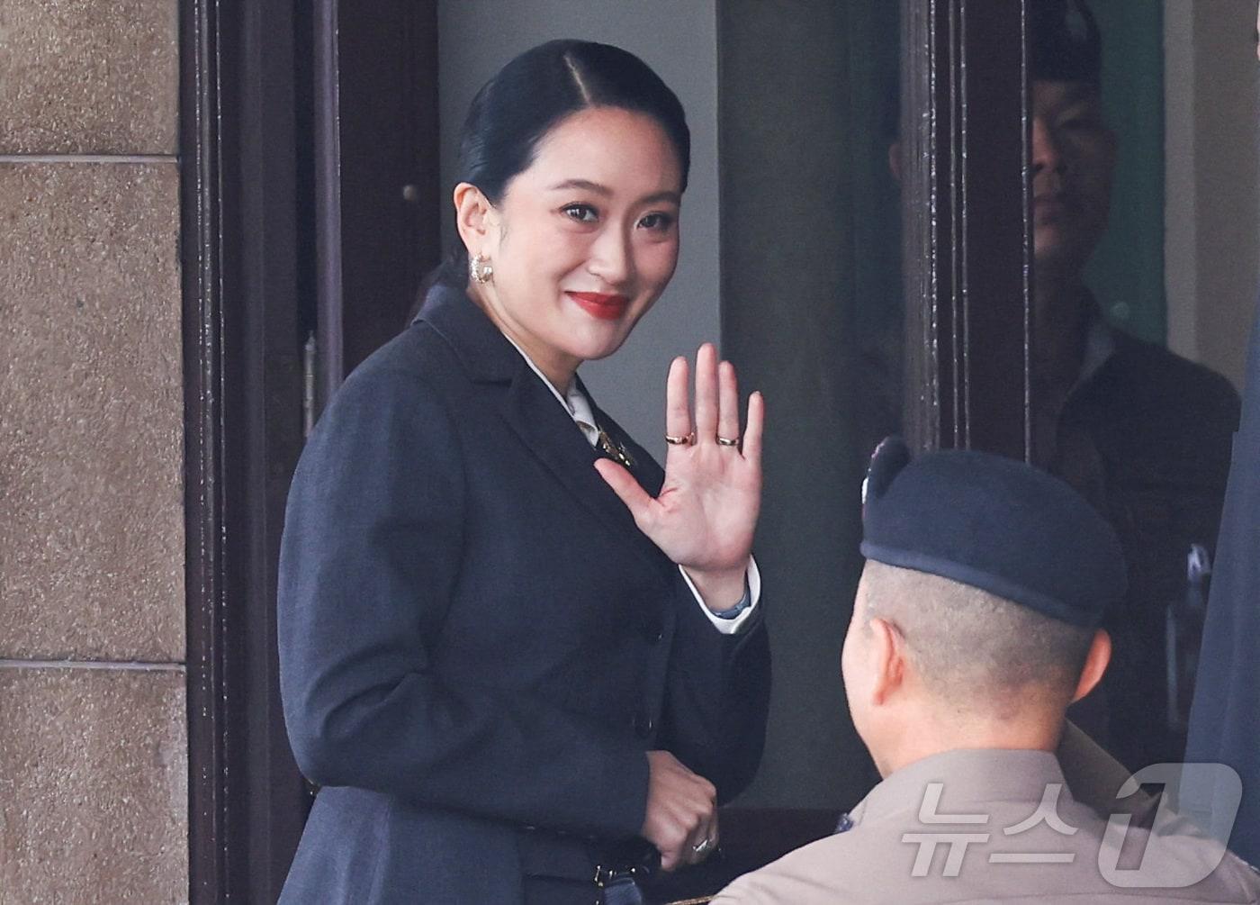 본문 이미지 - 29일, 태국 방콕에서 고위급 윤리 위반 사건에 대한 헌법재판소의 판결을 앞두고, 직무 정지 중인 패통탄 친나왓 태국 총리가 정부 청사에 도착하고 있다. 그는 문화부 장관을 역임하고 있다. 이번 사건은 그와 캄보디아 전 총리 훈 센 사이의 전화 통화 내용이 유출되면서 촉발됐다.2025.08.29. ⓒ 로이터=뉴스1 ⓒ News1 권영미 기자