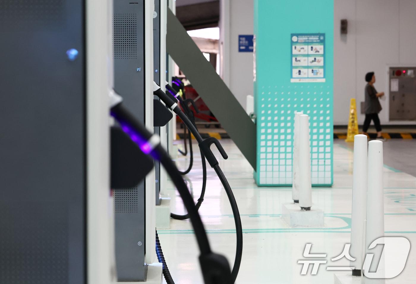 본문 이미지 - 서울의 한 전기차 충전소 모습. 2025.8.29/뉴스1 ⓒ News1 김민지 기자