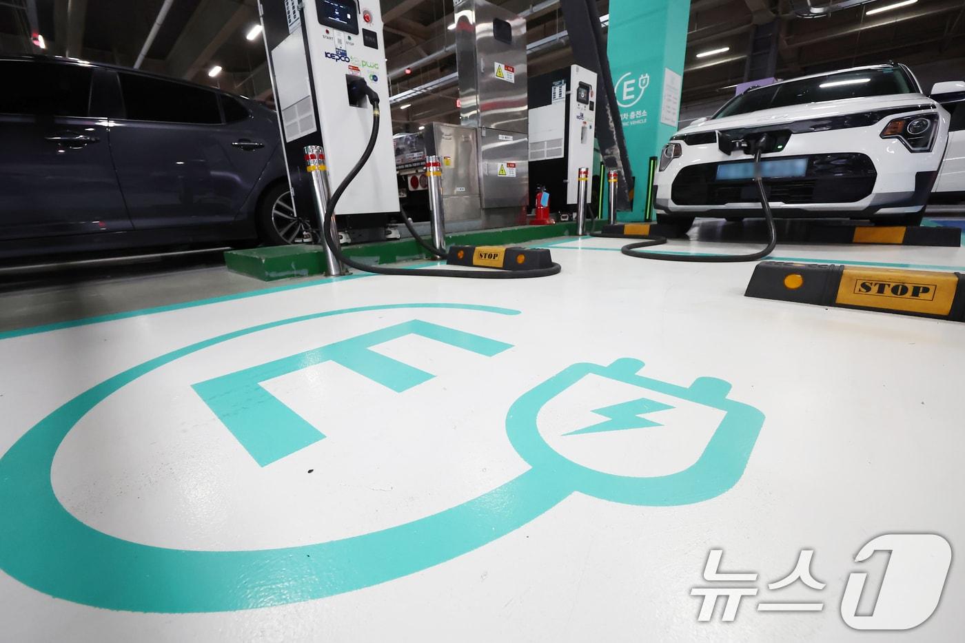 본문 이미지 - . 사진은 이날 오후 서울의 한 전기차 충전소 모습. 2025.8.29/뉴스1 ⓒ News1 김민지 기자