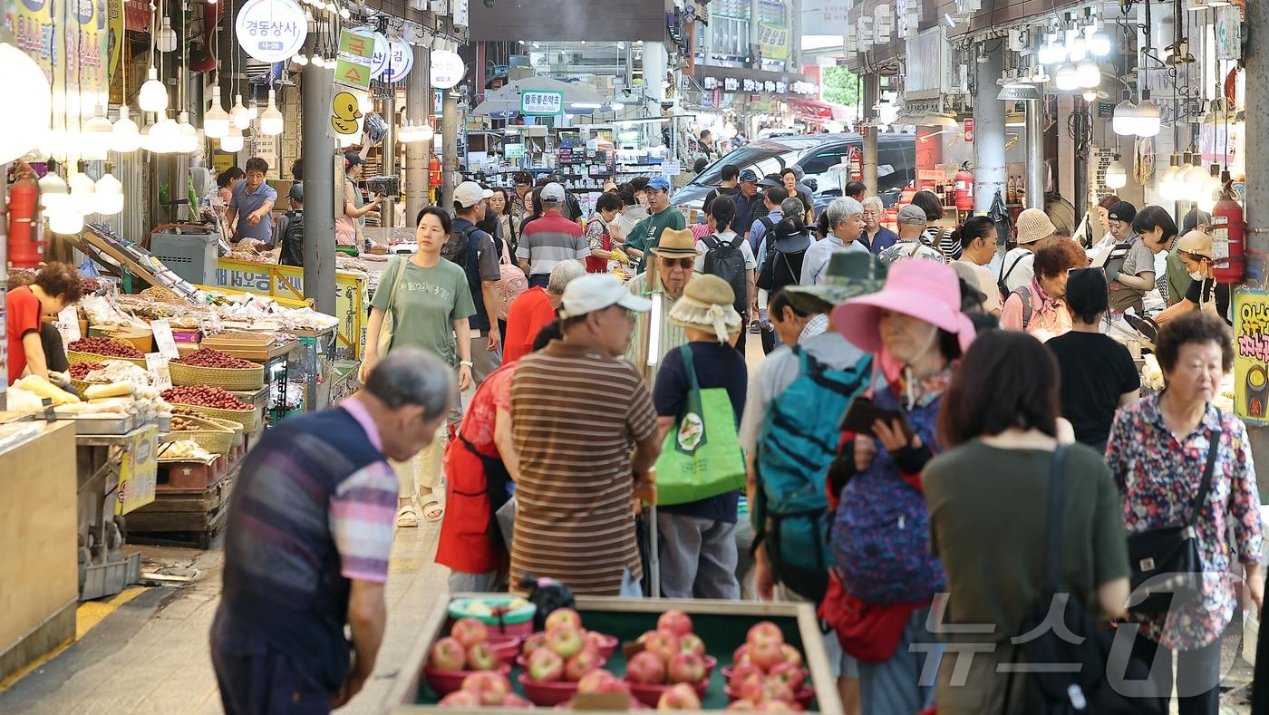 본문 이미지 - 지난해 8월 서울 시내 한 전통시장의 모습. 2025.8.29 / ⓒ 뉴스1 김진환 기자