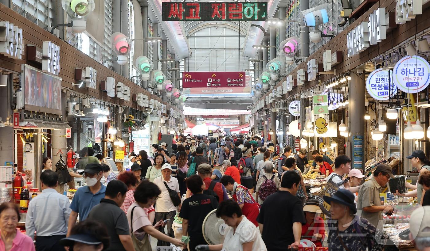 본문 이미지 -  사진은 29일 서울 시내 한 전통시장의 모습. 2025.8.29 / ⓒ 뉴스1 김진환 기자