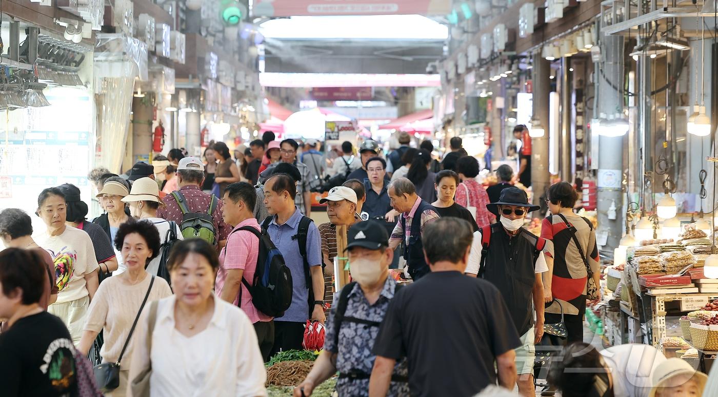 본문 이미지 - 서울 시내 한 전통시장의 모습. 2025.8.29/뉴스1 ⓒ News1 김진환 기자