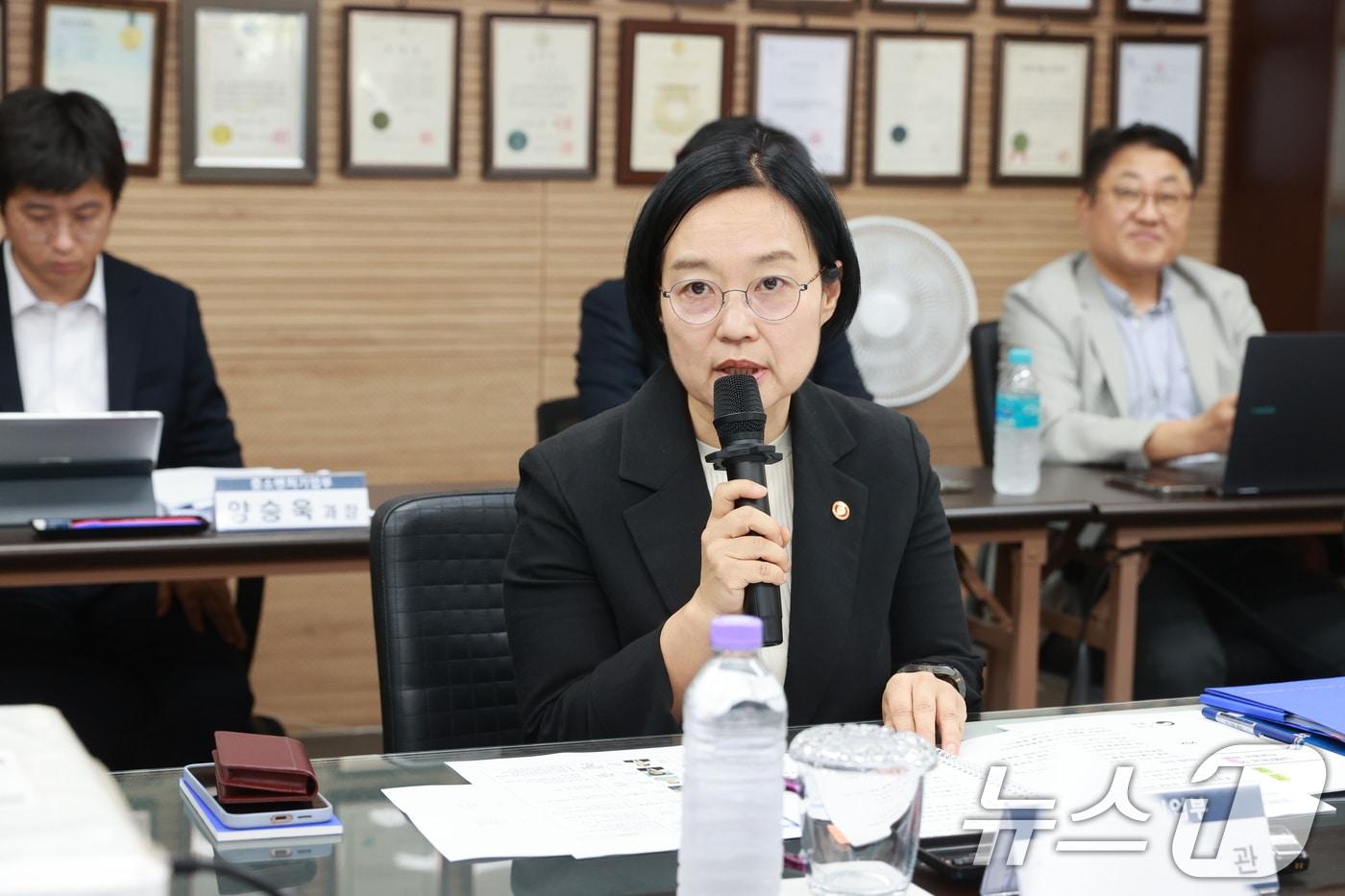 한성숙 중소벤처기업부 장관이 인천 남동구 하나금속에서 열린 &#39;납품대금 연동제 확산을 위한 뿌리기업 현장 간담회&#39;에서 모두 발언을 하고 있다. 사진은 기사 내용과 무관하다.&#40;중소벤처기업부 제공. 재판매 및 DB 금지&#41; 2025.8.29/뉴스1