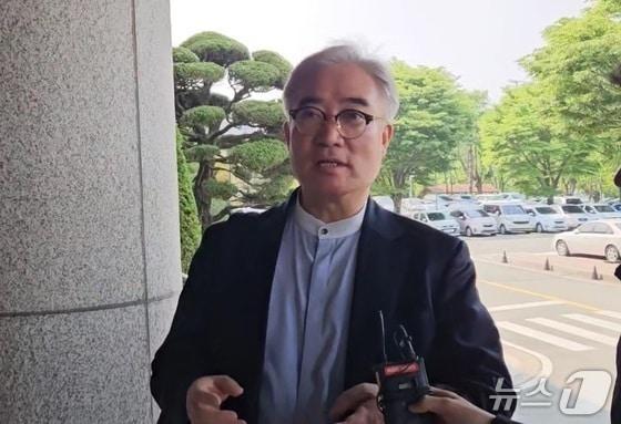 본문 이미지 - 조명래 전 경남 창원시 제2부시장이 지난 5월28일 검찰의 첫 소환조사 출석에 앞서 창원지검 앞에서 취재진의 질문에 답하고 있다.2025.5.28/뉴스1 강정태 기자