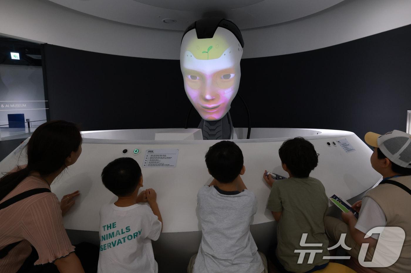 본문 이미지 - 지난달 29일 서울 도봉구 서울로봇인공지능과학관에서 시민들이 메타 휴머노이드 '마스크봇'과 대화하고 있다. 2025.8.29/뉴스1 ⓒ News1 권현진 기자