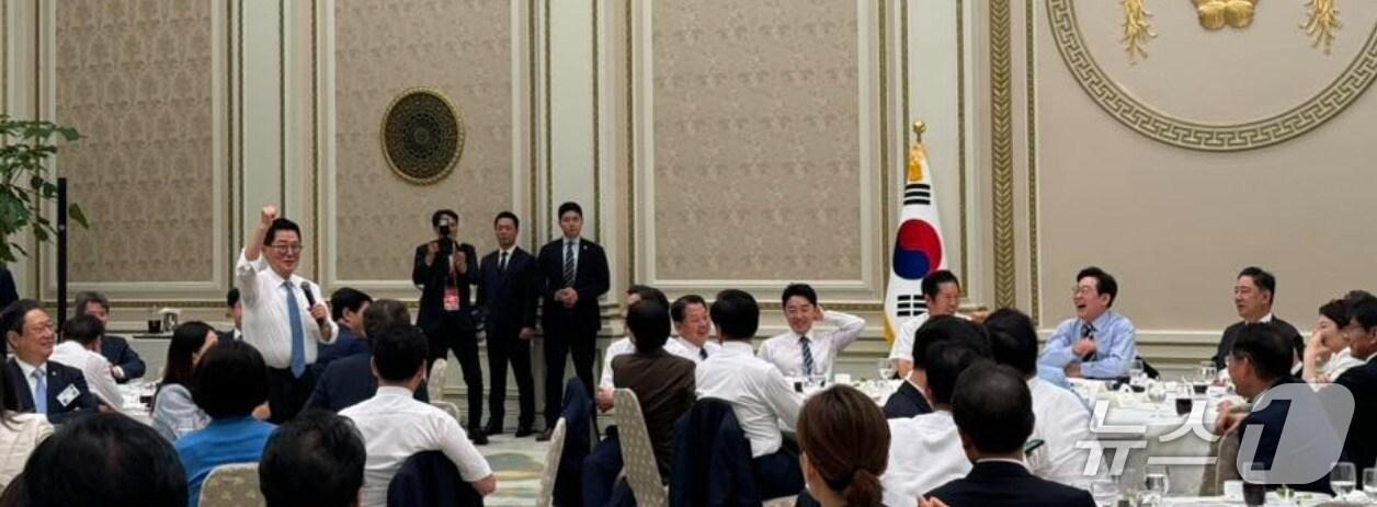 본문 이미지 - 이재명 대통령 이 29일 청와대 영빈관으로 더불어민주당 의원들을 초청해 가진 오찬장에서 박지원 의원이 &#34;지금은 이재명, 다음은 박지원이라고 대통령이 대선 선거 때  한 약속을 지켜 달라&#34;고 발언, 이 대통령 등 참석자들이 폭소를 터뜨렸다. &#40; 문대림 의원 SNS 갈무리&#41; ⓒ 뉴스1