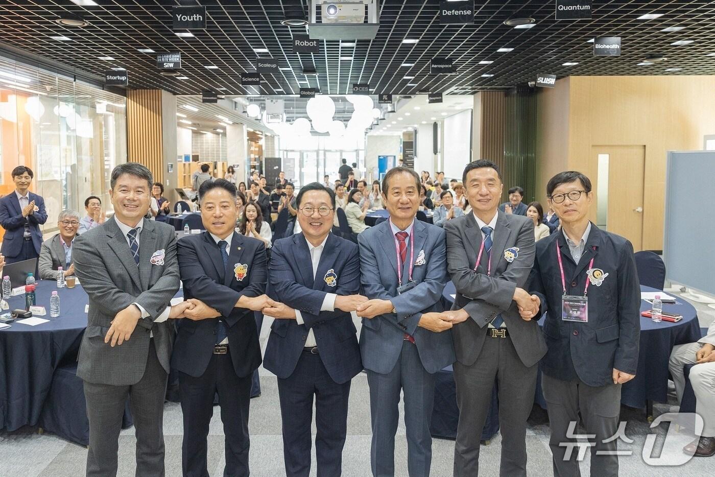 이장우 대전시장이 2025 대전 디자인혁신포럼에서 참석자들과 기념촬영 하고 있다.&#40;대전시 제공. 재판매 및 DB금지&#41;/뉴스1