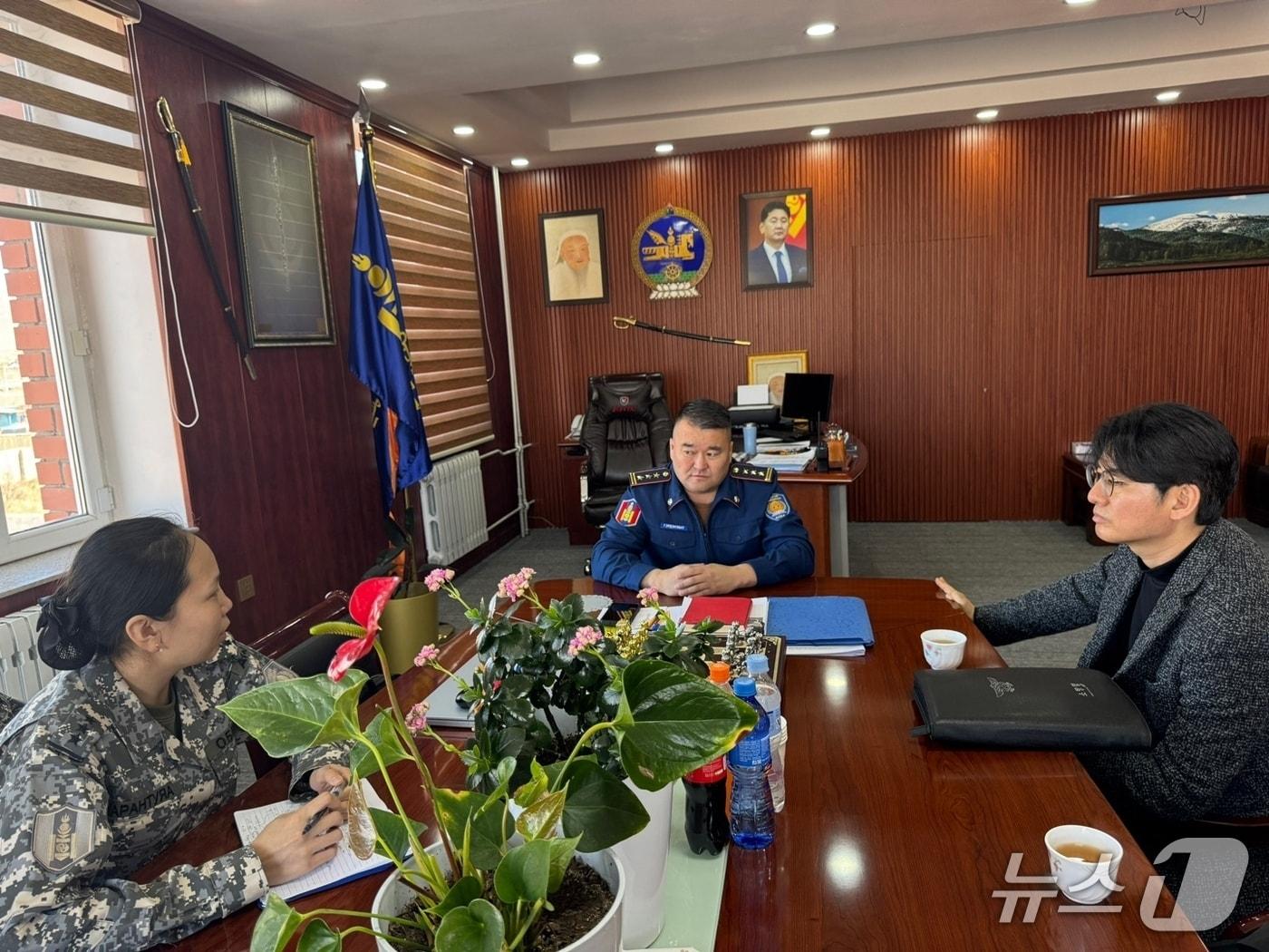 본문 이미지 - 소방청 관계자가 ODA 글로벌 연수사업 추진을 위해 몽골 투브아이막 재난관리청을 방문하여 G.Frdenebat 본부장과 회담을 실시하고 있다.(소방청 제공)