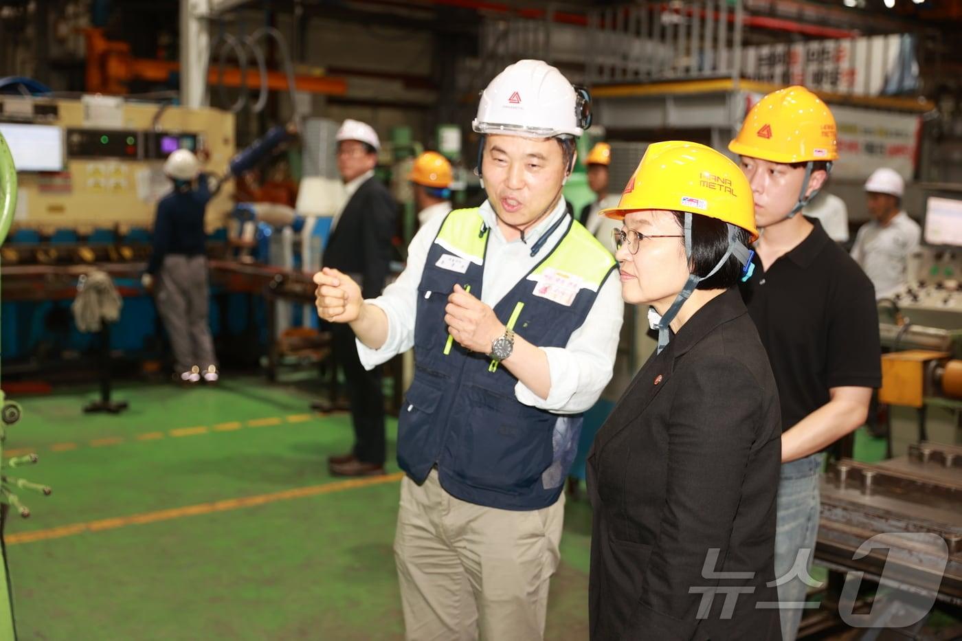  한성숙 중소벤처기업부 장관이 29일 인천 하나금속을 방문해 생산 현장을 둘러보고 있다. &#40;중기부 제공&#41;