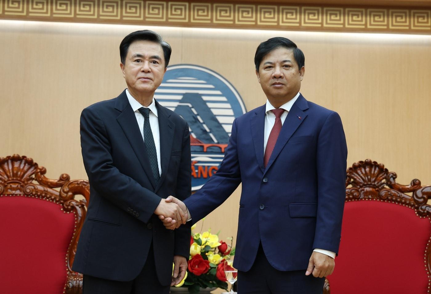 김태흠 지사(왼쪽)가 베트남 다낭시 청사에서 르엉 응우옌 민 찌엣 인민위원장을 만나 악수하는 모습.(충남도 제공. 재판매 및 DB금지)/뉴스1