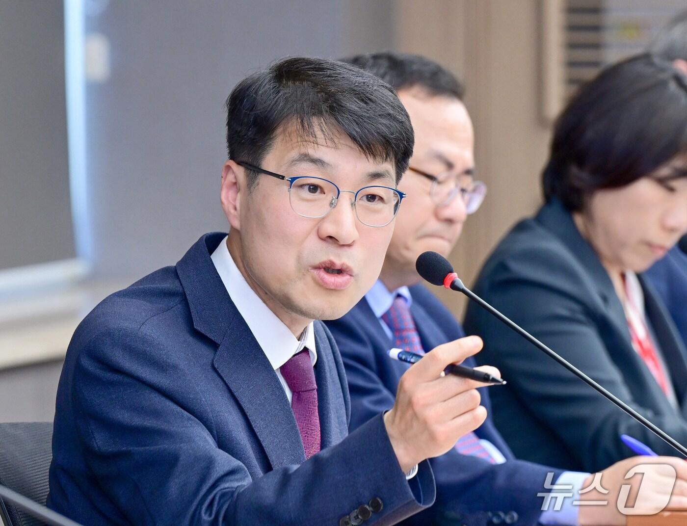 본문 이미지 - 김정기 대구시장 권한대행이 지난 4월 산격청사에서 열린 긴급 현안점검회의에서 발언하고 있다.(뉴스1 자료)