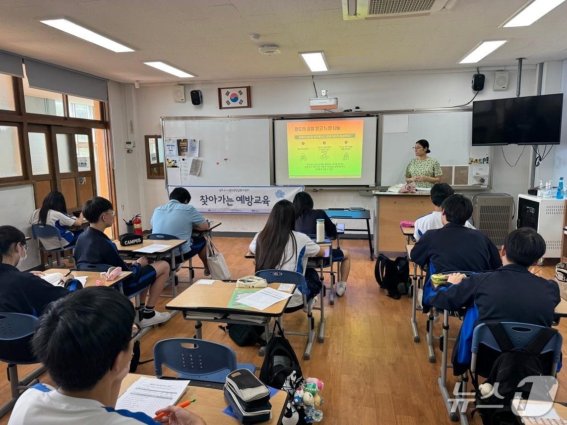 본문 이미지 - 부산 영도구 청소년상담복지센터가 생명존중 교육을 진행하고 있다.(영도구 제공. 재판매 및 DB금지)