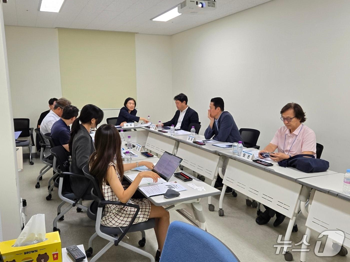 본문 이미지 - 29일 전북대에서 2025년 한국지방자치학회 하계학술대회가 개최된 가운데 '전북 지방자치 30년 평가' 세션 토론이 진행되고 있다.